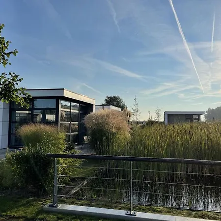 With Motorboat דירה